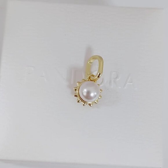 Pandora ME Treated Freshwater Cultured Pearl Sun Mini Dangle Charm | Gold-Plated - Picture 2 of 4